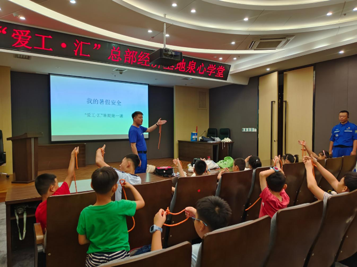 在烟台总部经济基地共享职工之家