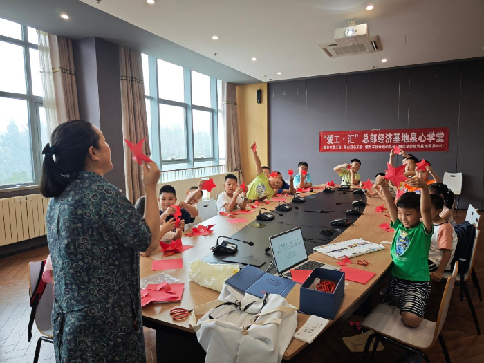 在烟台总部经济基地共享职工之家2